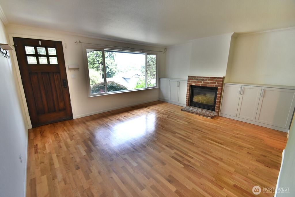 Photo of 18053 25th Avenue NE, Lake Forest Park, WA 98155 (MLS # 2546801)
