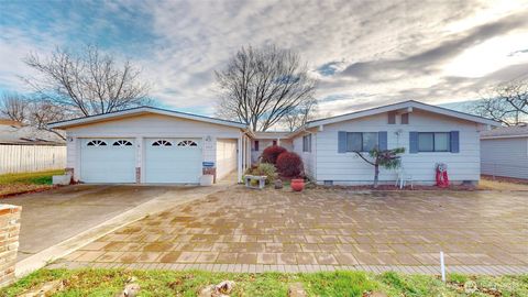 Photo of 822 SE 12th Street, College Place, WA 99324 (MLS # 2463342)