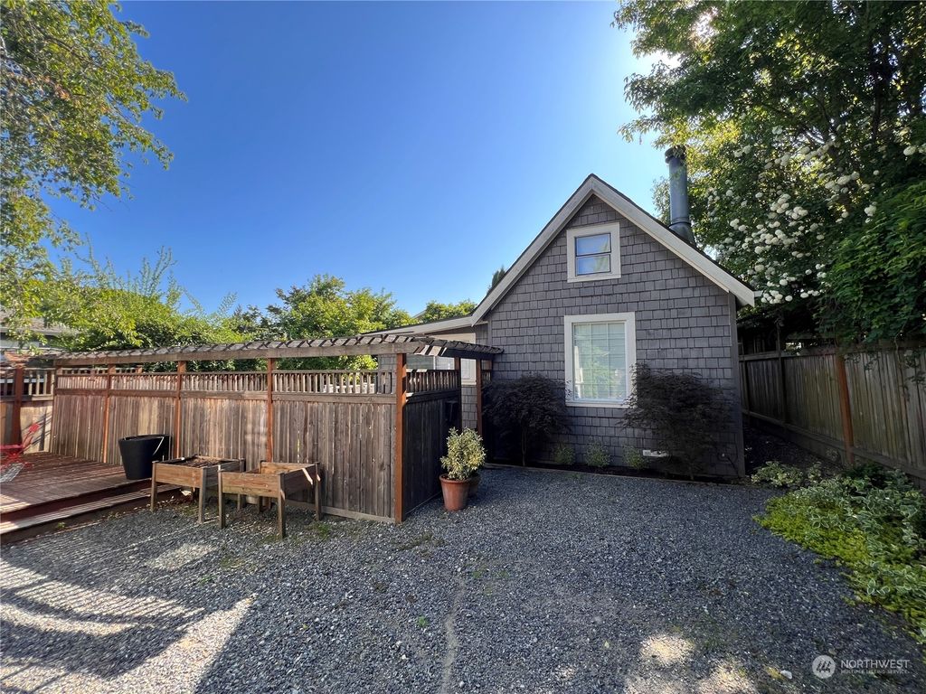 Photo of 1716 Nob Hill Avenue N, Seattle, WA 98109 (MLS # 2101851)