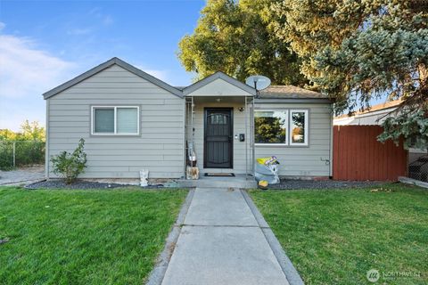 Photo of 406 E Walnut Ave Ave, Moses Lake, WA 98837 (MLS # 2437742)
