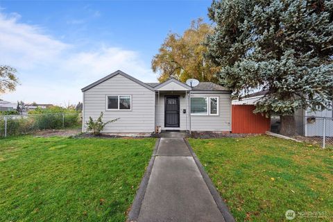 Photo of 406 E Walnut Ave Ave, Moses Lake, WA 98837 (MLS # 2437742)