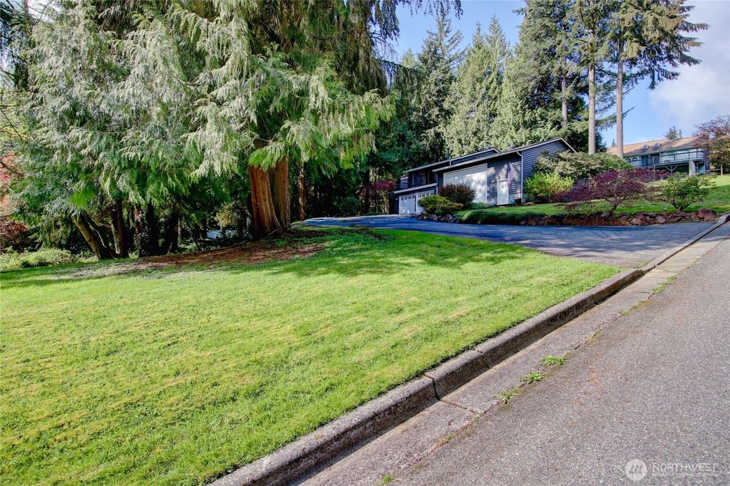 Photo of 908 185th Street SW, Lynnwood, WA 98037 (MLS # 2393923)