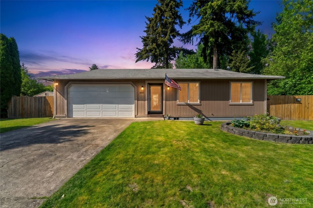 Photo of 1005 185th Street CT E CT, Spanaway, WA 98387 (MLS # 2528259)