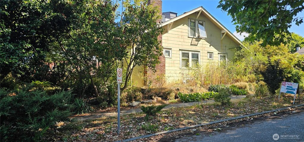 Photo of 4302 Woodlawn Avenue N, Seattle, WA 98103 (MLS # 2448205)