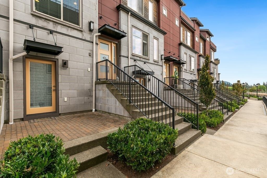 Photo of 966 6th Walk Walk NE, Issaquah, WA 98029 (MLS # 2426927)