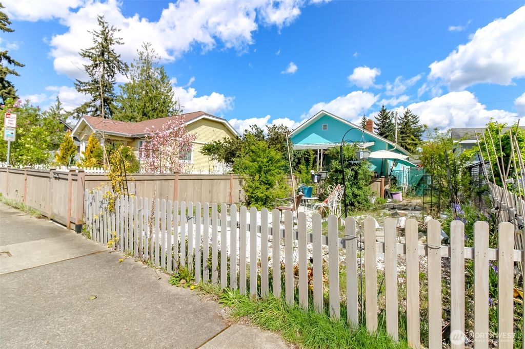 Photo of 208 F Street SE, Auburn, WA 98002 (MLS # 2508350)