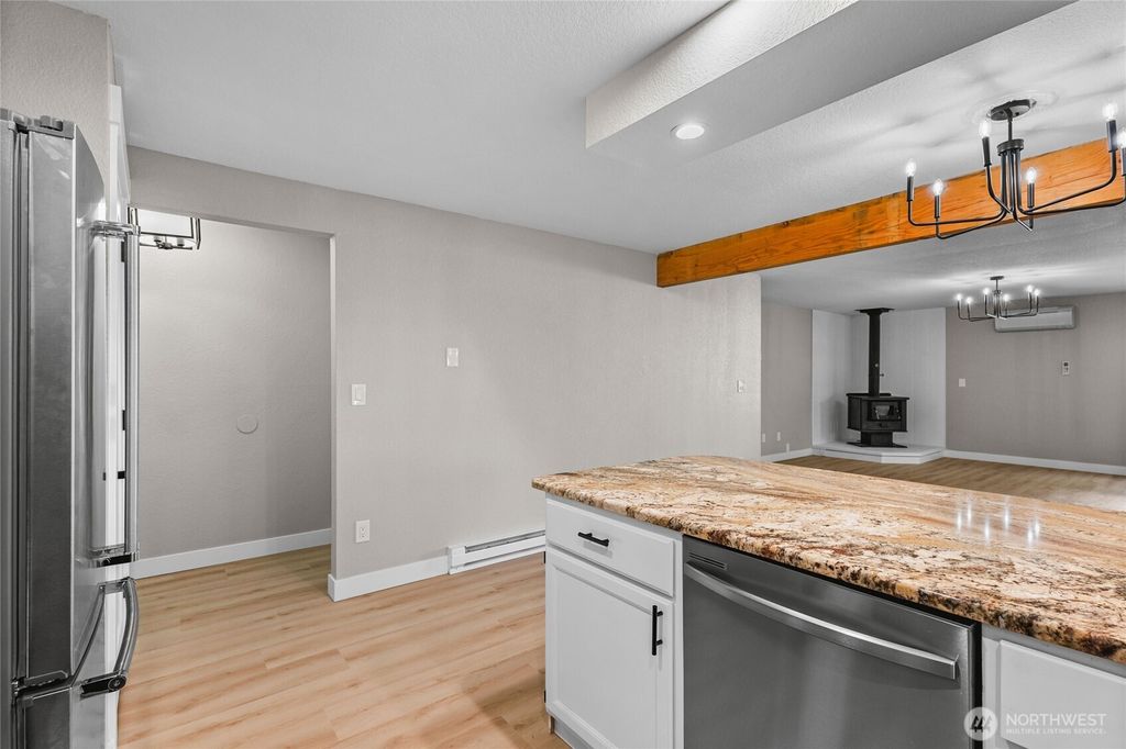 listing image 9366997380129628353