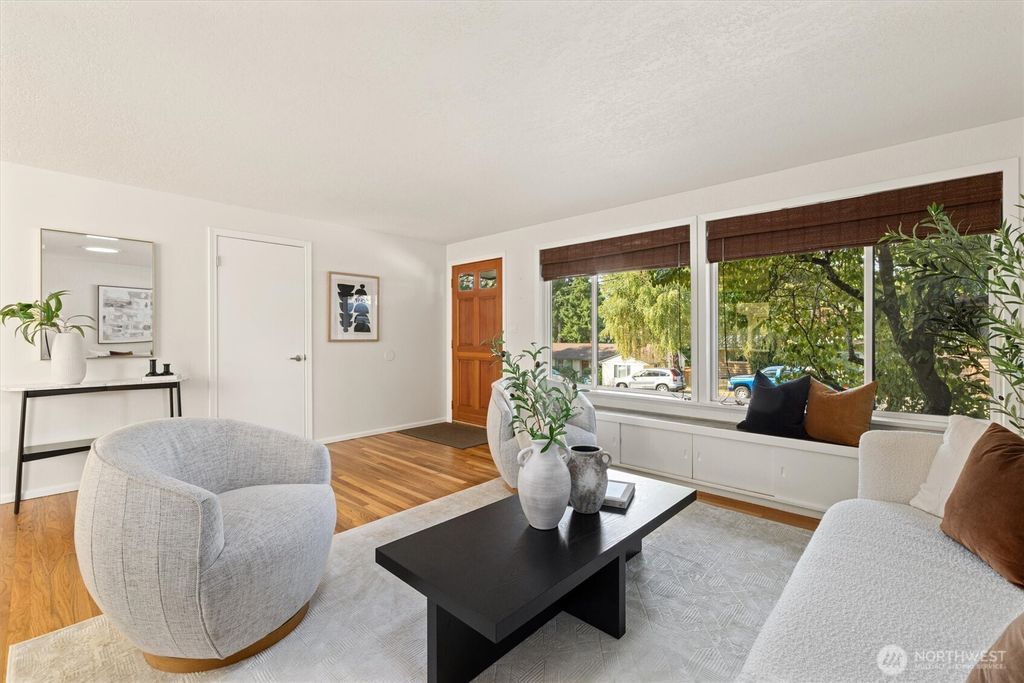 Photo of 912 165th Avenue SE, Bellevue, WA 98008 (MLS # 2428153)