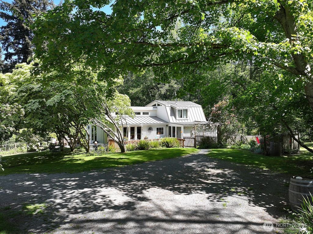 Photo of 333 Whitewebs Lane Ln, Greenbank, WA 98253 (MLS # 2525716)