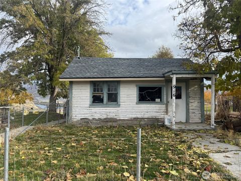 Photo of 916 Division Street, Grand Coulee, WA 99133 (MLS # 2454478)