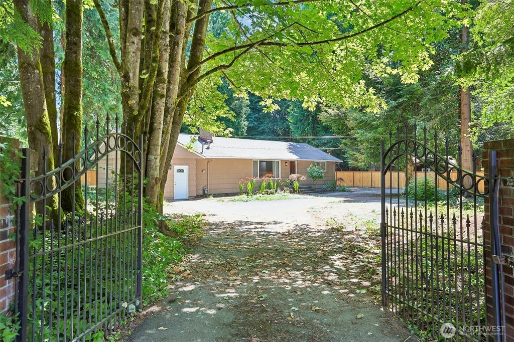Photo of 16220 Ambaum Boulevard S, Burien, WA 98148 (MLS # 2550816)