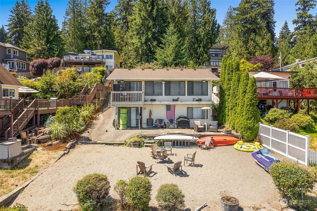 Photo of 2540 W Lake Sammamish Parkway NE, Redmond, WA 98052 (MLS # 2141068)
