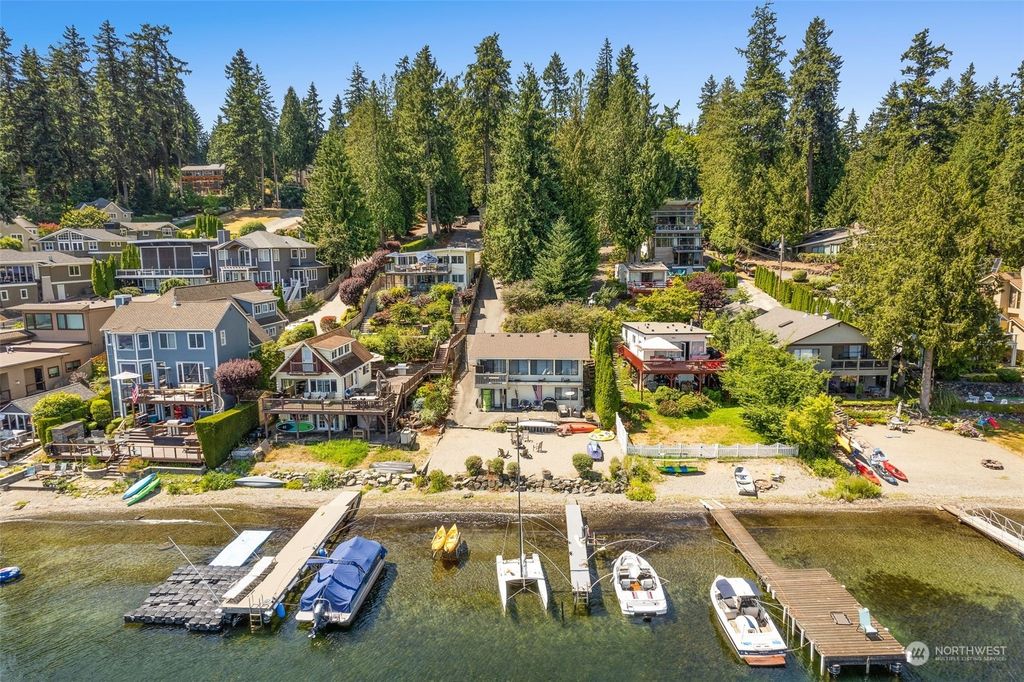 Photo of 2540 W Lake Sammamish Parkway NE, Redmond, WA 98052 (MLS # 2141068)