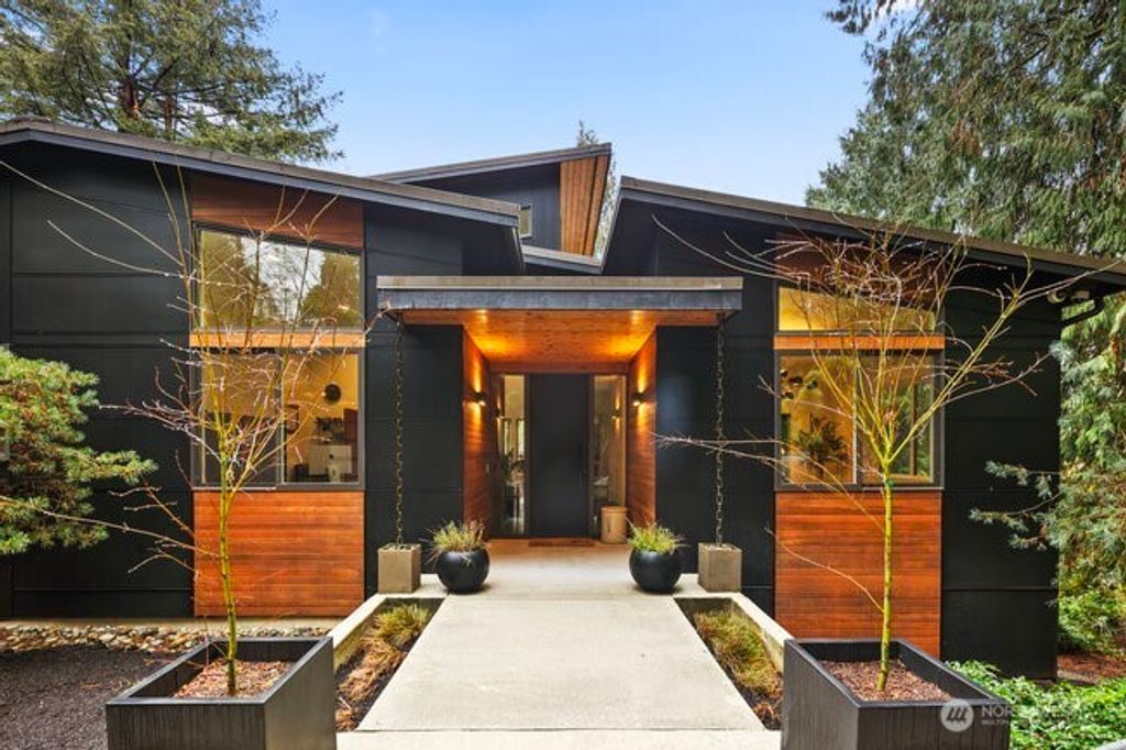 Photo of 17010 Hamlin Road NE, Lake Forest Park, WA 98155 (MLS # 2330565)