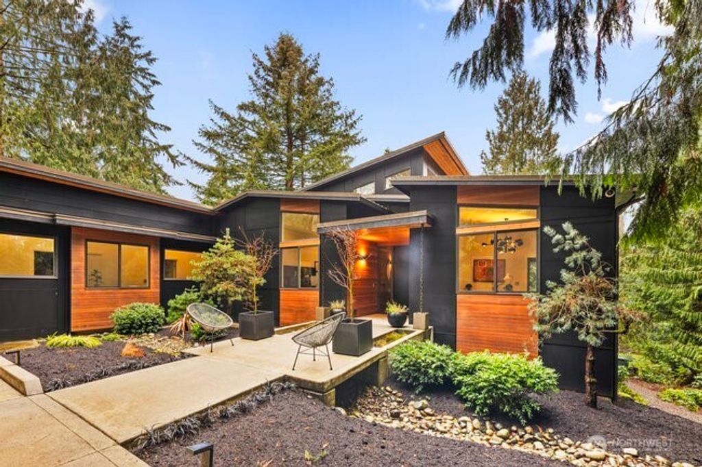 Photo of 17010 Hamlin Road NE, Lake Forest Park, WA 98155 (MLS # 2330565)