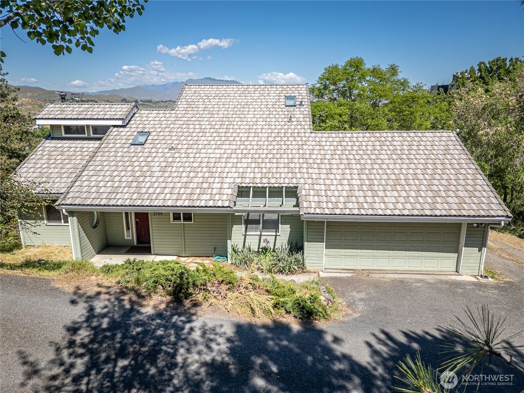 Photo of 1704 Skyline Drive, Wenatchee, WA 98801 (MLS # 2515895)