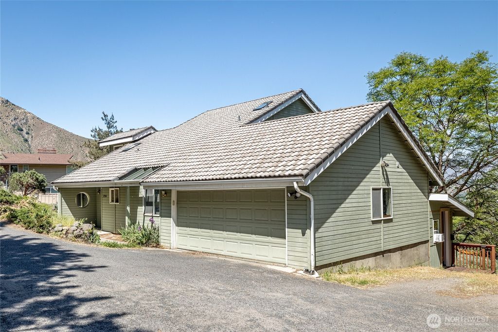 Photo of 1704 Skyline Drive, Wenatchee, WA 98801 (MLS # 2515895)
