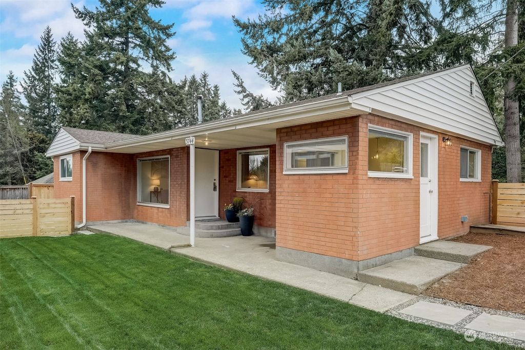Photo of 3744 NE 125th Street, Seattle, WA 98125 (MLS # 2210814)