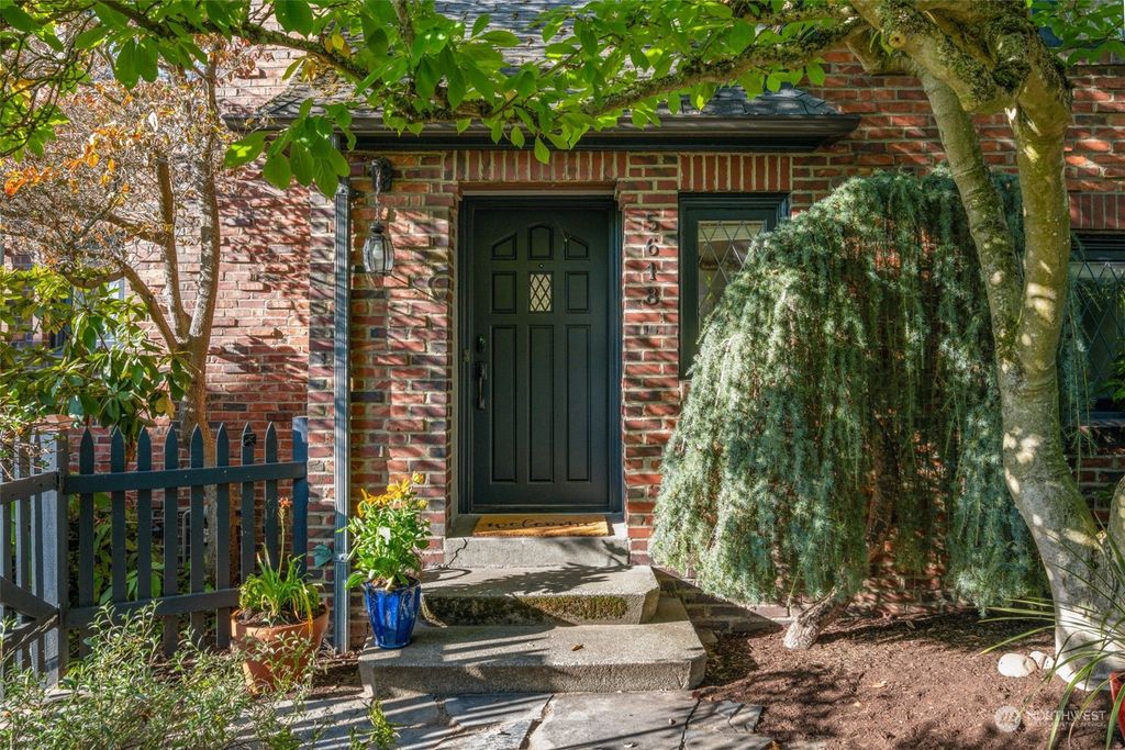 Photo of 5618 SW Admiral Way, Seattle, WA 98116 (MLS # 2169391)