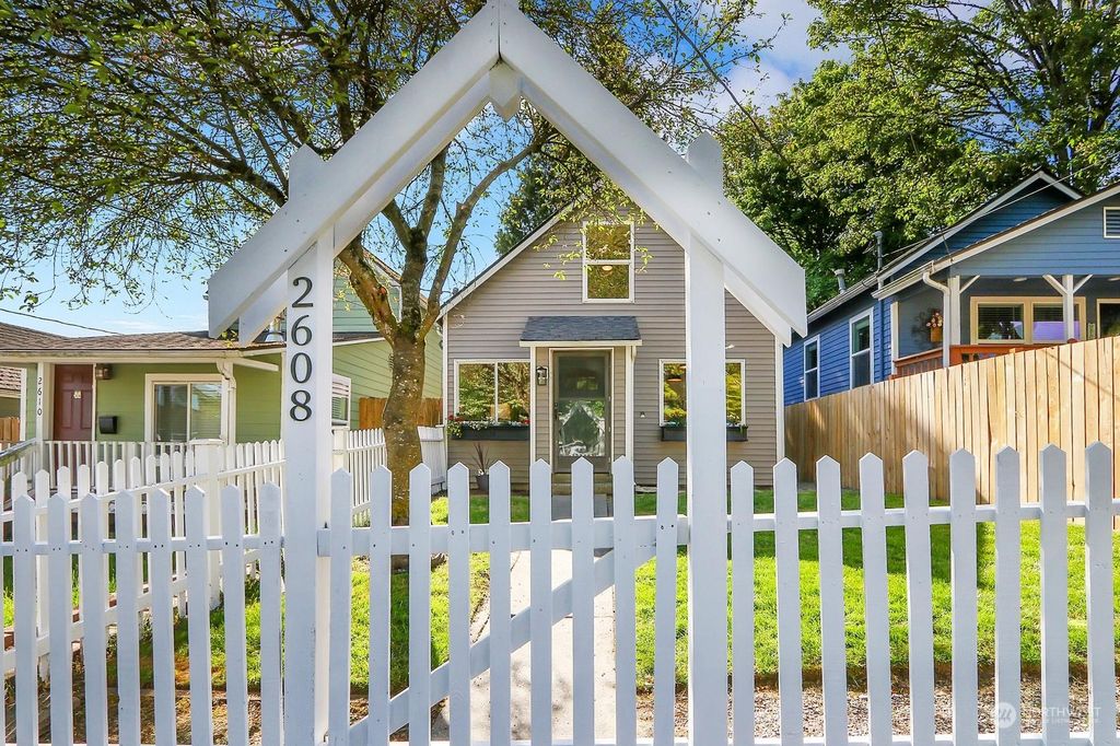 Photo of 2608 Cleveland Avenue, Everett, WA 98201 (MLS # 2238202)