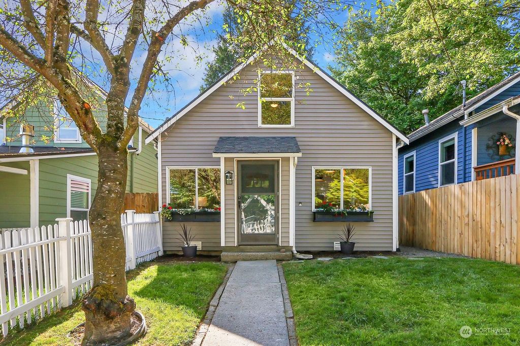 Photo of 2608 Cleveland Avenue, Everett, WA 98201 (MLS # 2238202)