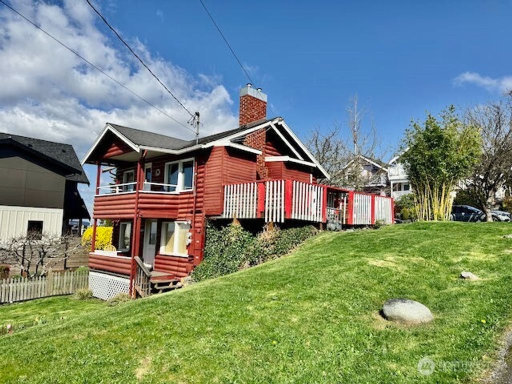 Photo of 522 12th Street, Bellingham, WA 98225 (MLS # 2493835)