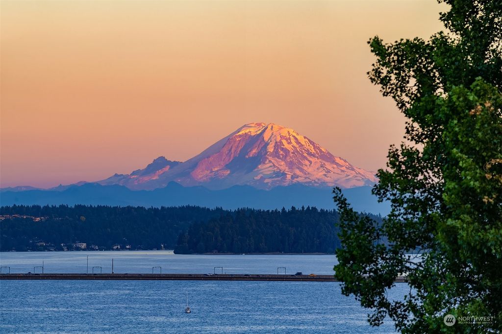 Photo of 530 Wellington Avenue, Seattle, WA 98122 (MLS # 2139898)