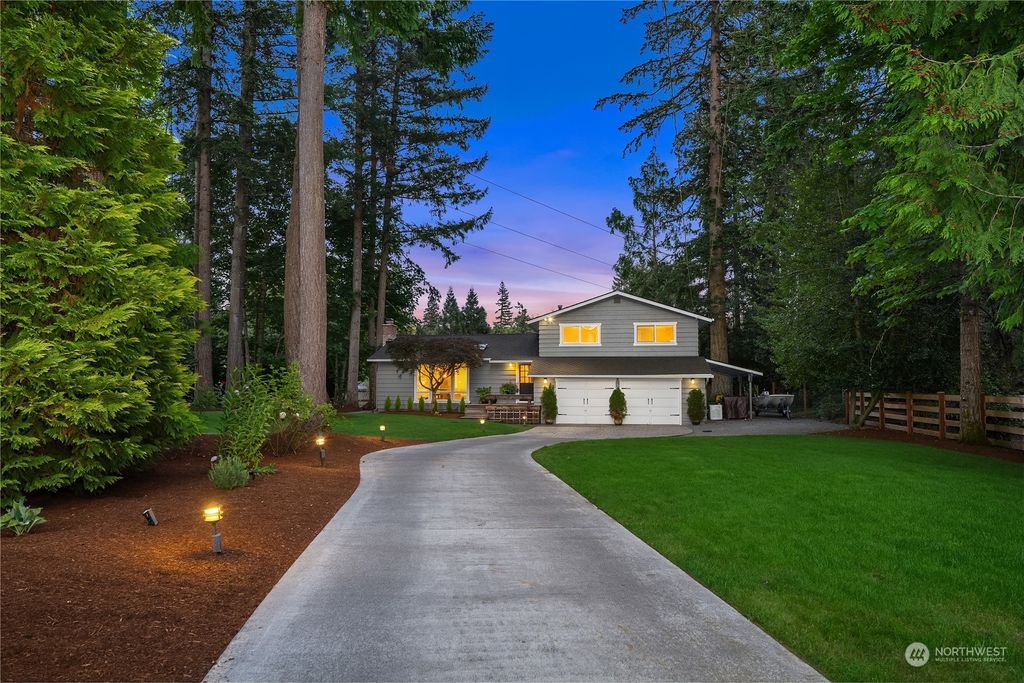 Photo of 24725 SE 31st Place, Sammamish, WA 98075 (MLS # 2077734)