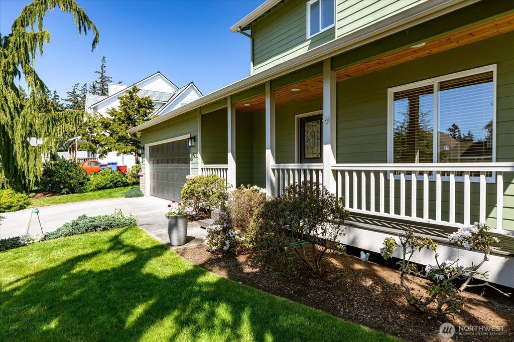 Photo of 726 SW Puffin Street, Oak Harbor, WA 98277 (MLS # 2515970)