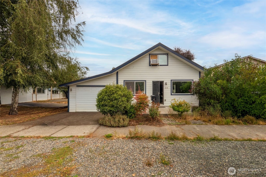 Photo of 514 Richmond Avenue, Centralia, WA 98531 (MLS # 2582493)