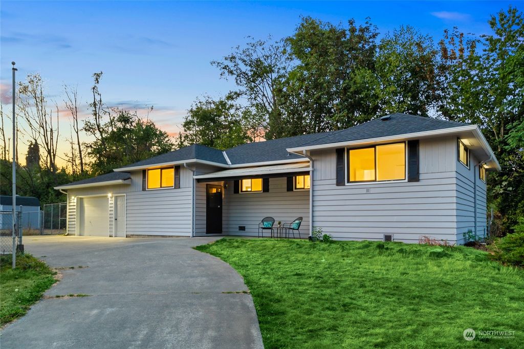 Photo of 11419 Roseberg Avenue S, Seattle, WA 98168 (MLS # 2002440)