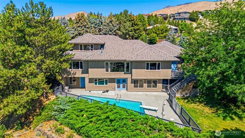 Photo of 323 Stoneybrook Lane, Wenatchee, WA 98801 (MLS # 2544597)