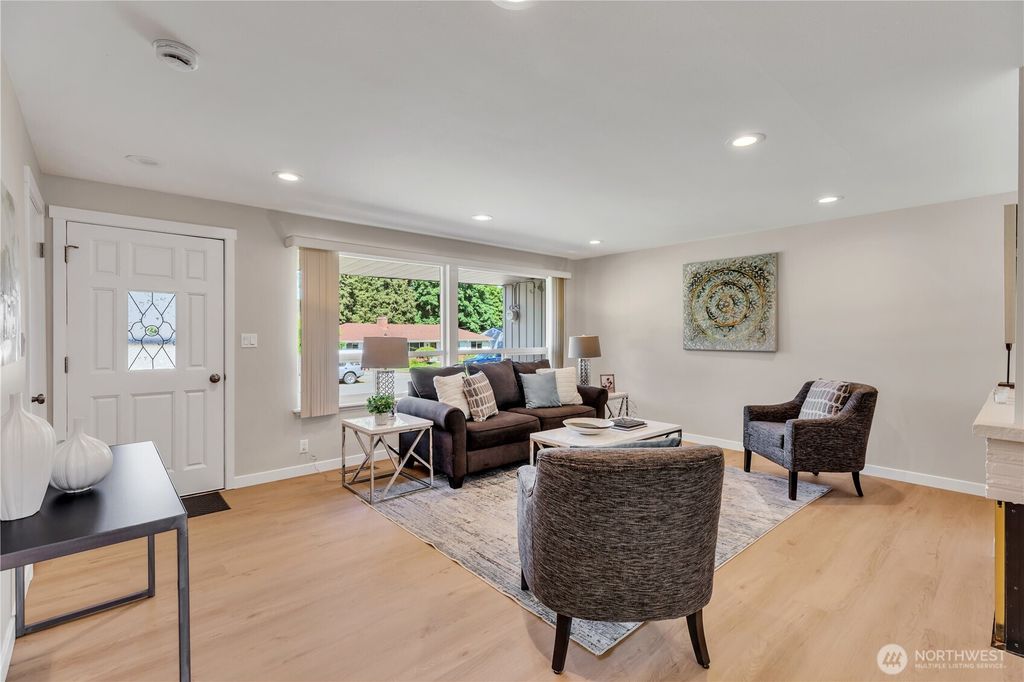 Photo of 952 165th Avenue SE, Bellevue, WA 98008 (MLS # 2377707)