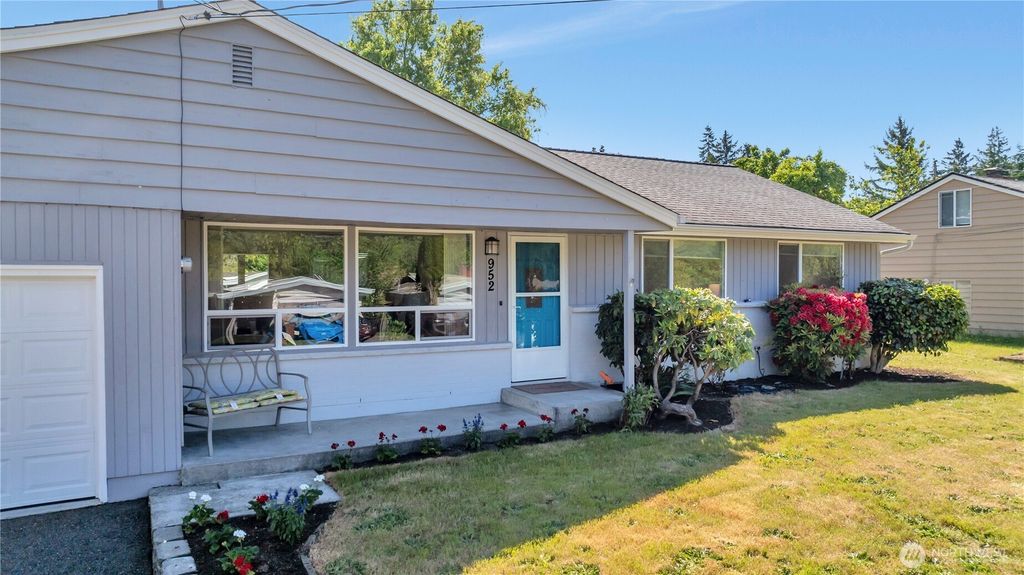 Photo of 952 165th Avenue SE, Bellevue, WA 98008 (MLS # 2377707)