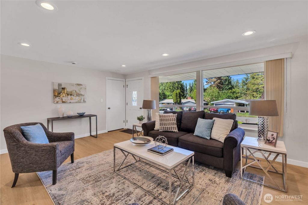 Photo of 952 165th Avenue SE, Bellevue, WA 98008 (MLS # 2377707)