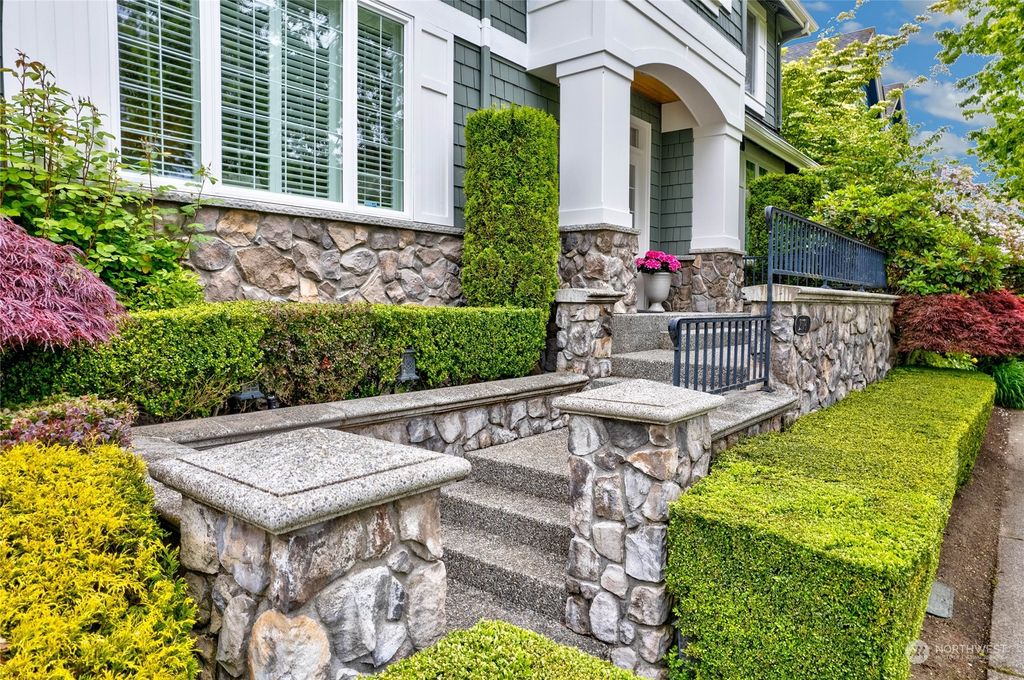 Photo of 2178 30th Avenue NE, Issaquah, WA 98029 (MLS # 2244784)