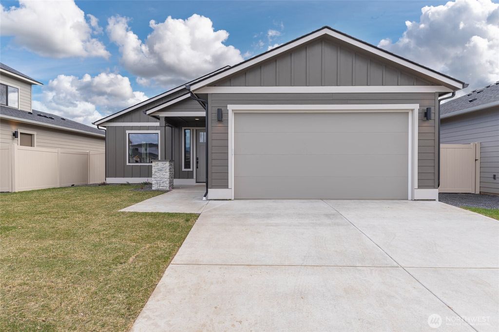 Photo of 557 S Perry Avenue, East Wenatchee, WA 98802 (MLS # 2497196)