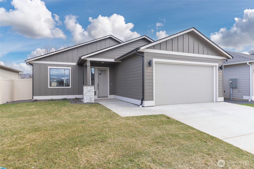 Photo of 557 S Perry Avenue, East Wenatchee, WA 98802 (MLS # 2497196)