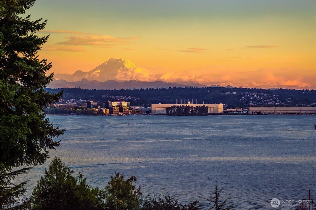 Photo of 8337 E Mercer Way, Mercer Island, WA 98040 (MLS # 2580869)