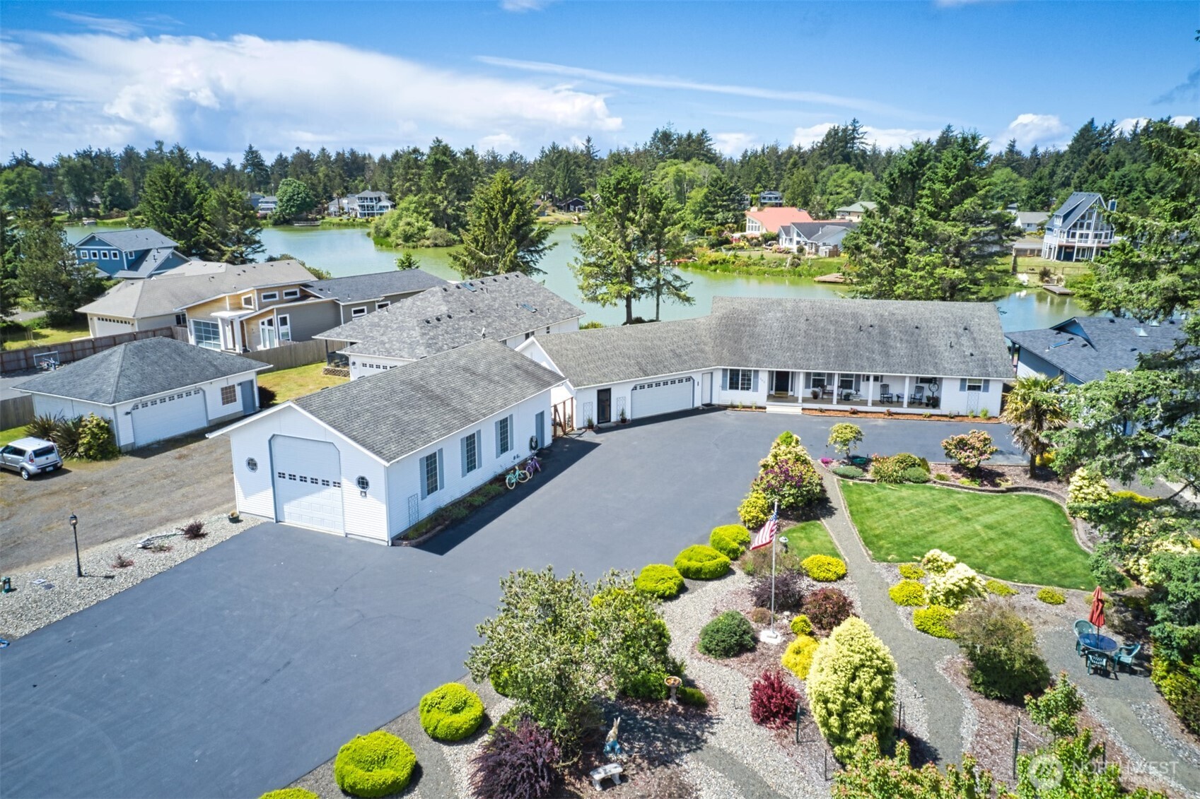 363 SE Eagle Nest Court