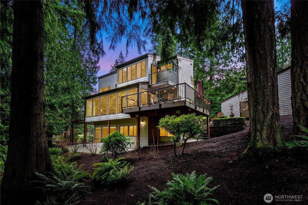 Photo of 21519 NE 29th Street, Sammamish, WA 98074 (MLS # 2475633)