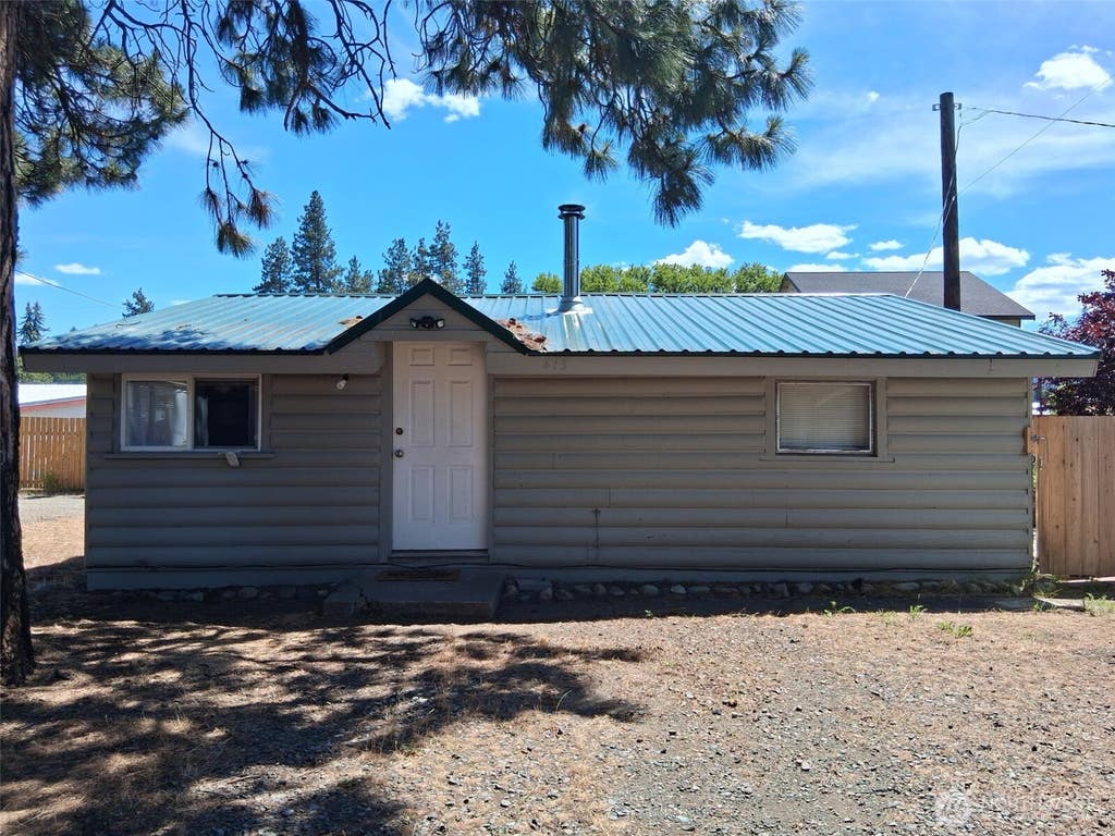 Photo of 415 Broadway Avenue, South Cle Elum, WA 98943 (MLS # 2539181)