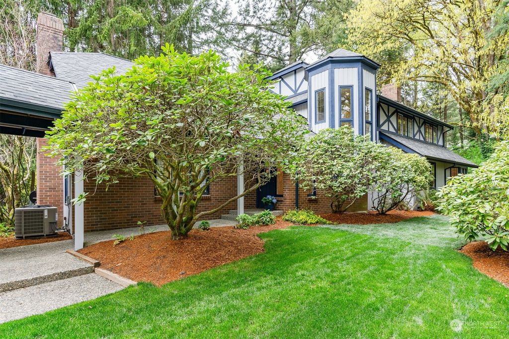 Photo of 14206 NE 40th Place, Bellevue, WA 98007 (MLS # 2224440)