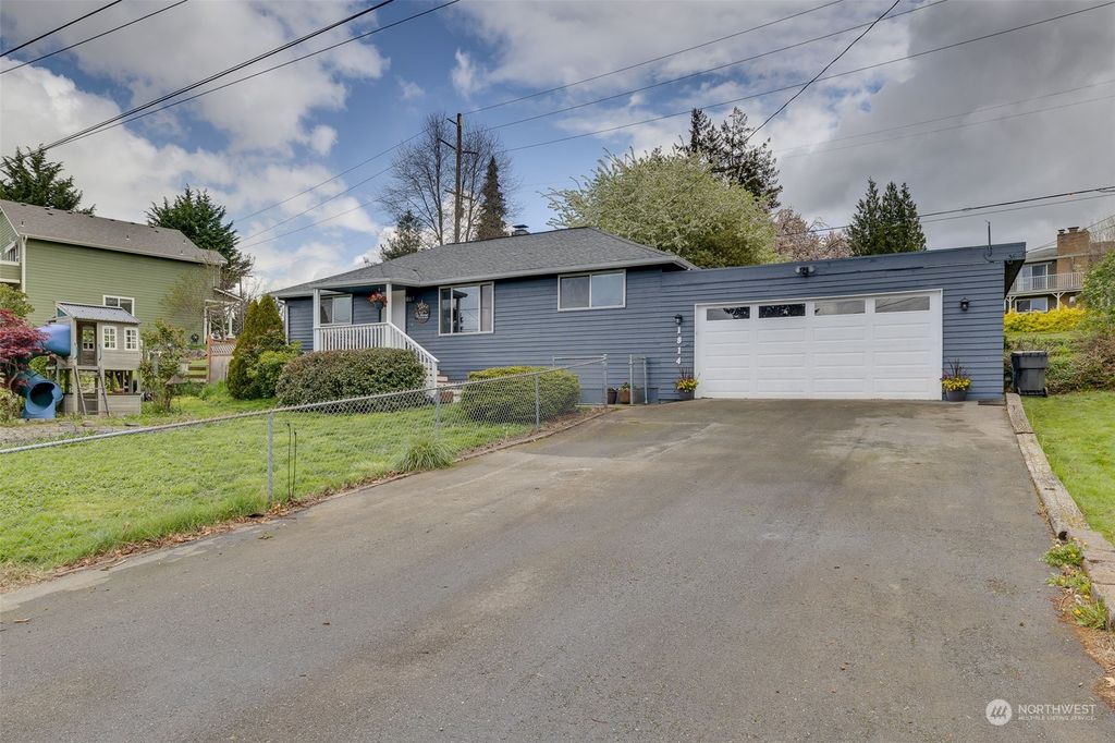 Photo of 1814 S Davis Avenue Ave, Renton, WA 98055 (MLS # 2215191)