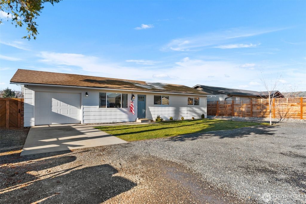 Photo of 308 S Jackson Ave, East Wenatchee, WA 98802 (MLS # 2466798)