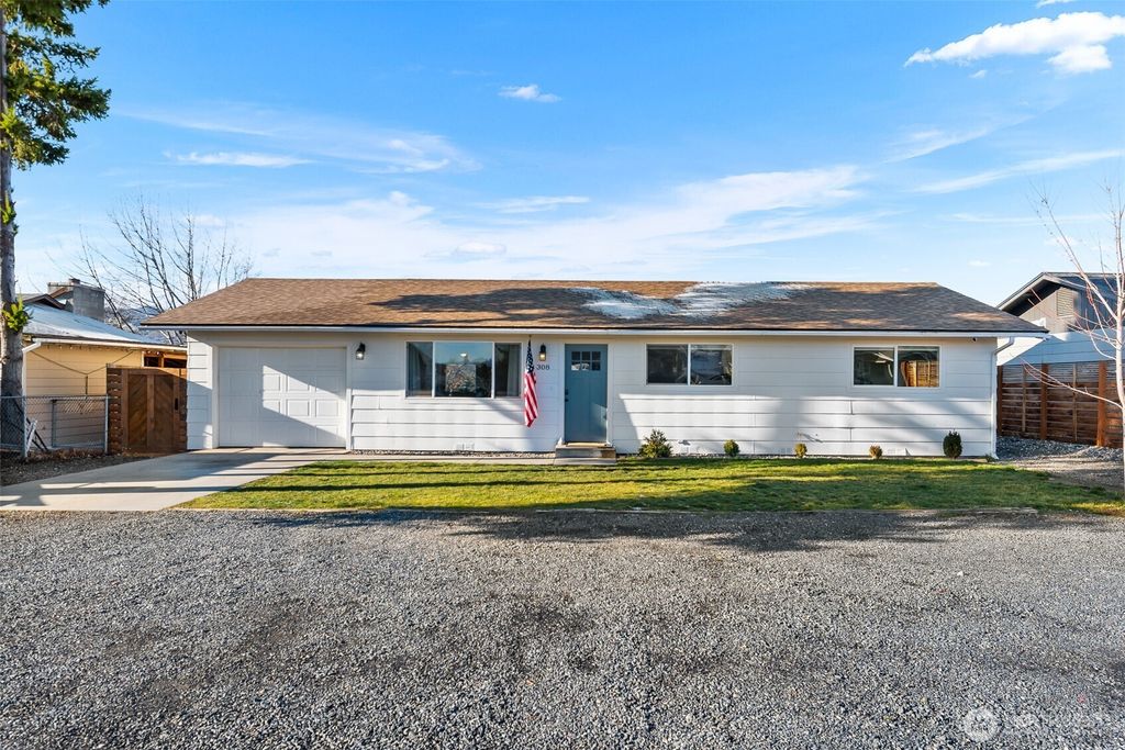 Photo of 308 S Jackson Ave, East Wenatchee, WA 98802 (MLS # 2466798)