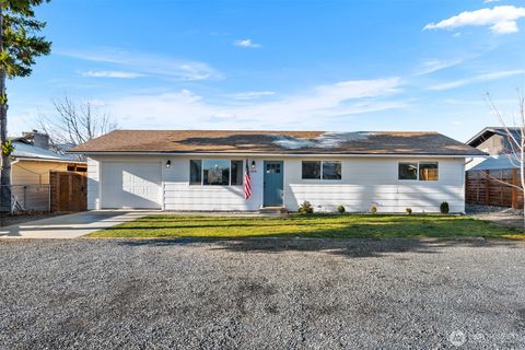 Photo of 308 S Jackson Ave, East Wenatchee, WA 98802 (MLS # 2466798)