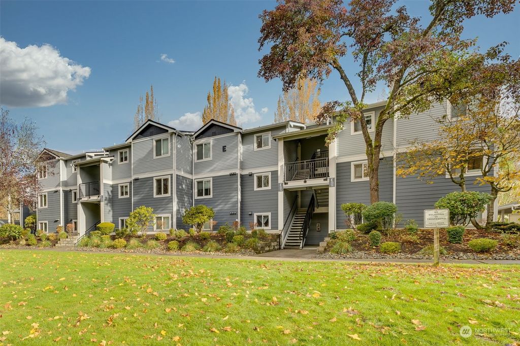 Photo of 250 NW Dogwood Street #E202, Issaquah, WA 98027 (MLS # 2305093)