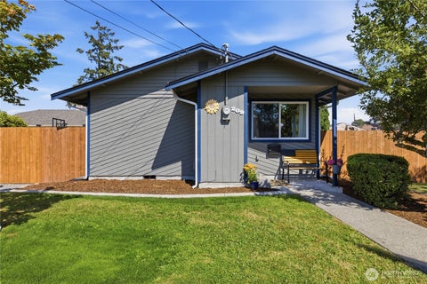 Photo of 209 16th St SW ST, Puyallup, WA 98371 (MLS # 2557641)
