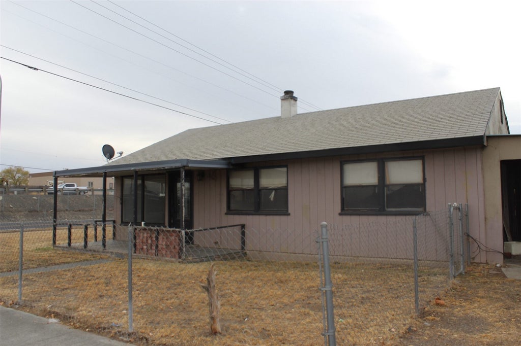 Photo of 1237 E Terrace Avenue, Moses Lake, WA 98837 (MLS # 2596238)